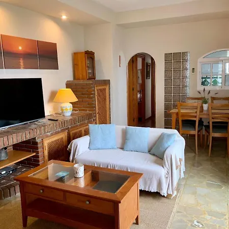 Carihuela Beachfront Penthouse, Unique Views Daire